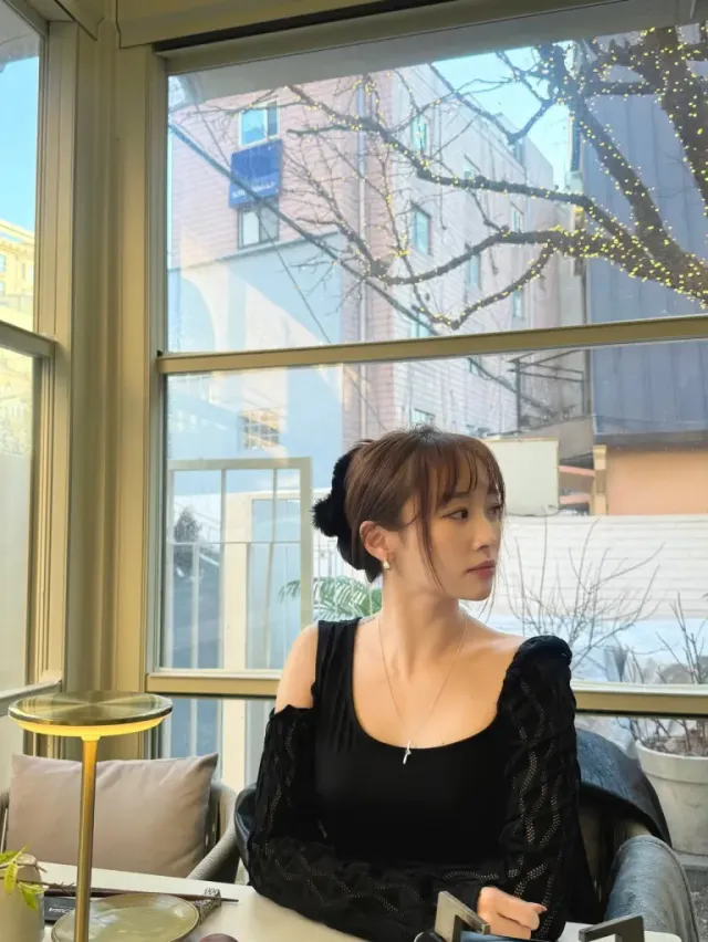 번 헤어 & 슬릿 톱 | 카페의 은은한 조명과 어우러진 정교하고 청초한 디테일 /사진=니콜 인스타그램