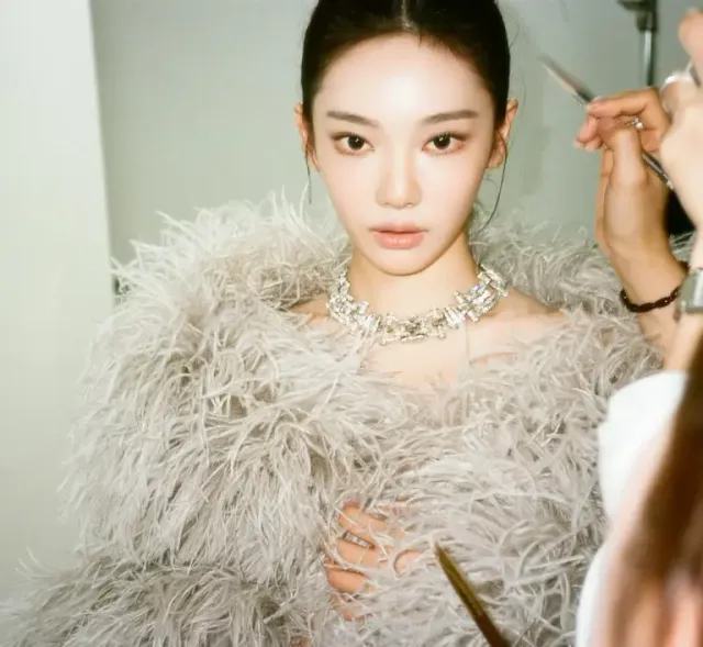 크리스털 초커 | 화려한 주얼리와 깃털의 조화도 가볍게 이겨버리는 무결점 비주얼 /사진=닝닝 인스타그램