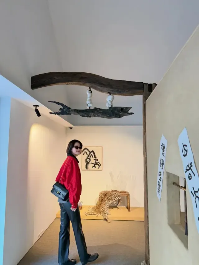 레드 셔츠 & 레더 팬츠 | 전통과 현대가 공존하는 공간에서 더 빛나는 강렬한 컬러 대비 /사진=강승현 인스타그램