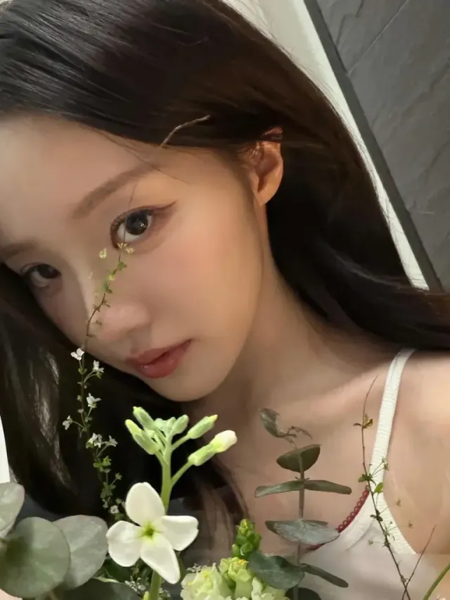 클로즈업 유발자 | 화려한 꽃들 사이에서도 독보적인 아우라를 뽐내는 청순 미모 /사진=강나언 인스타그램
