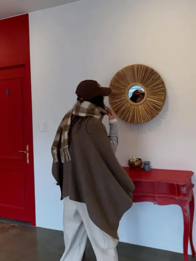 거울 셀카 스타일링 | 디테일 하나 놓치지 않는 원조 패션 아이콘의 아우라 /사진=황신혜 인스타그램