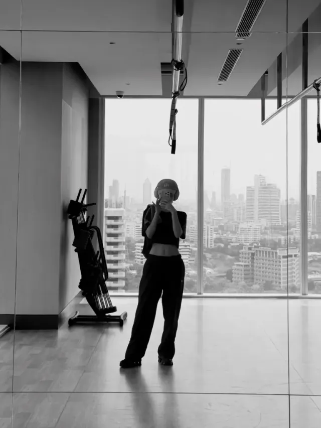 크롭 톱 & 조거 팬츠 | 흑백의 미학 속에서 더욱 돋보이는 탄탄한 보디 라인 /사진=레드벨벳 슬기 인스타그램