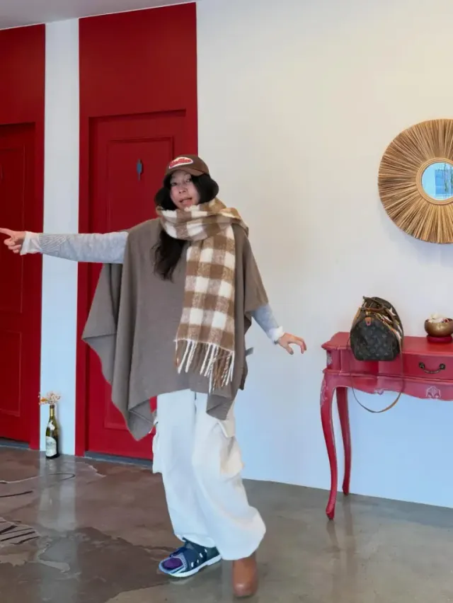 브라운 볼캡 & 터틀넥 | 편안함과 스타일을 모두 잡은 에포트리스 시크 룩 /사진=황신혜 인스타그램