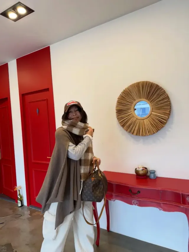 루이비통 스피디 & 화이트 카고 | 클래식 핸드백과 힙한 팬츠의 과감한 믹스매치 /사진=황신혜 인스타그램