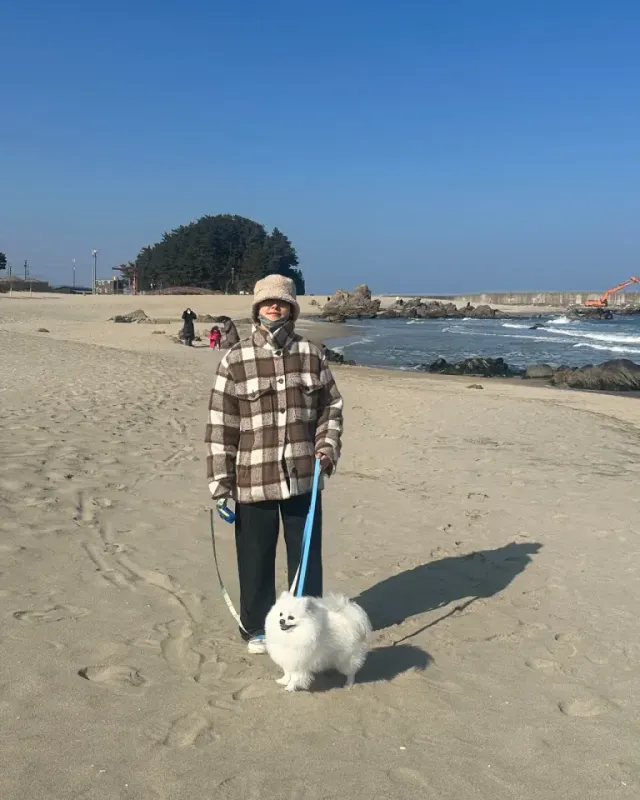 체크 시어링 재킷 & 버킷햇 | 겨울 바다의 추위를 녹이는 솜사탕 같은 포근한 해변 룩 /사진=박규리 인스타그램