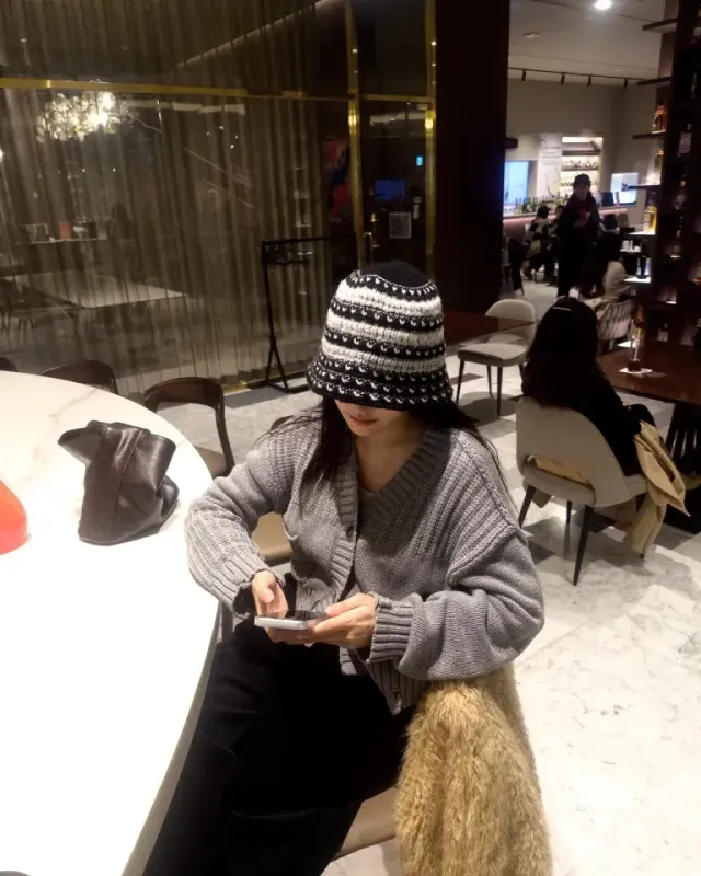 배색 니트 비니 & 가디건 | 편안함 속에 감춰진 힙한 감성, 겨울 산책길의 동반자 /사진=박규리 인스타그램