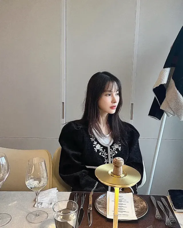 자수 벨벳 톱 | 우아한 자수 디테일로 완성한 고혹적인 윈터 이브닝 스타일 /사진=박규리 인스타그램