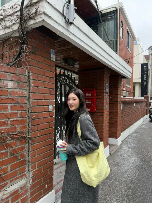 스트라이프 머플러 & 스노우 모먼트 | 쏟아지는 눈을 반기는 설렘과 포근한 레이어드 스타일링 /사진=정채연 인스타그램