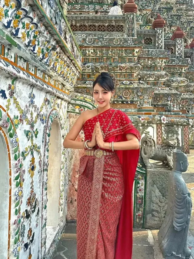 타이 전통 의상 | 붉은 등 아래서 더욱 짙게 피어오르는 관능적인 오리엔탈 무드 /사진=조인영 인스타그램