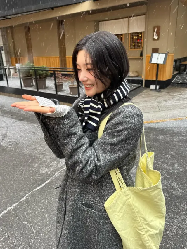 헤링본 코트 & 텀블러 | 눈 내리는 거리, 따뜻한 음료 한 잔과 회색빛 감성의 완벽한 조화 /사진=정채연 인스타그램