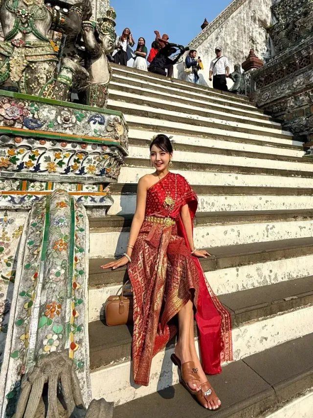 타이 전통 장신구 | 전통적인 합장 포즈 속에서도 빛나는 골드 액세서리의 디테일 /사진=조인영 인스타그램