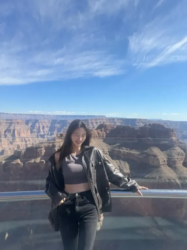 오버핏 레더 재킷 | 광활한 협곡을 배경으로 터프한 무드와 세련미를 동시에 잡은 절벽 위 베스트 컷 /사진=이주빈 인스타그램