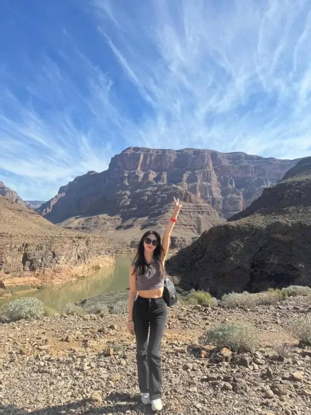 크롭 톱 & 블랙 데님 | 대자연 속에서도 잃지 않는 슬림한 실루엣과 감각적인 비율의 정석 /사진=이주빈 인스타그램