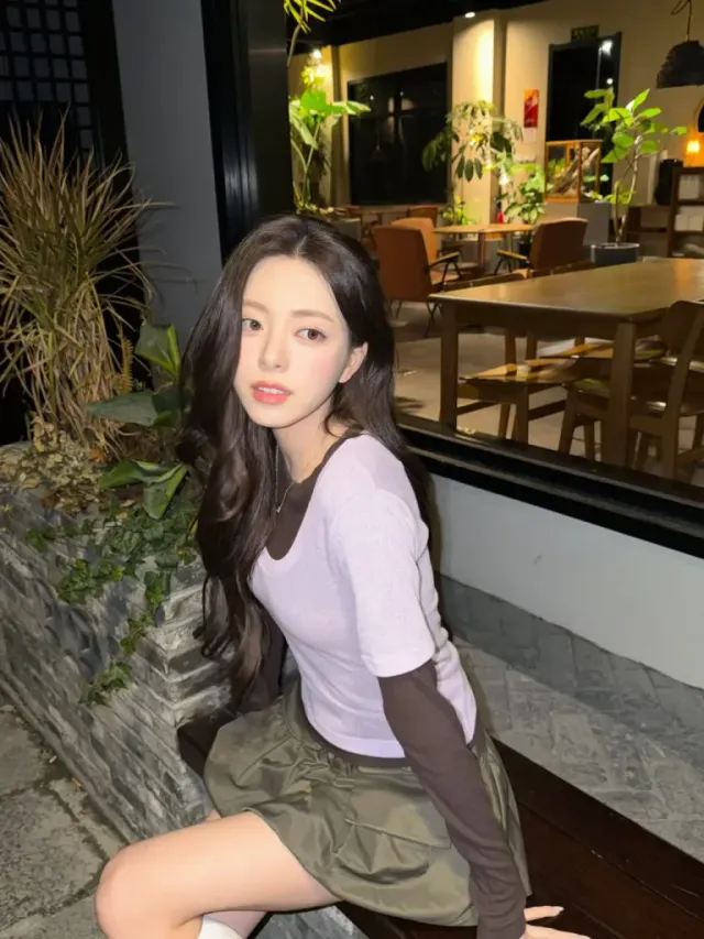 카고 미니스커트 | 실용적인 포켓 디테일과 짧은 기장감으로 극대화한 각선미 /사진=있지 유나 인스타그램