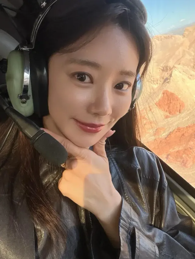 헬기 투어 룩 | 투박한 헤드셋조차 힙한 소품으로 변주하는 여배우의 독보적 클로즈업 /사진=이주빈 인스타그램