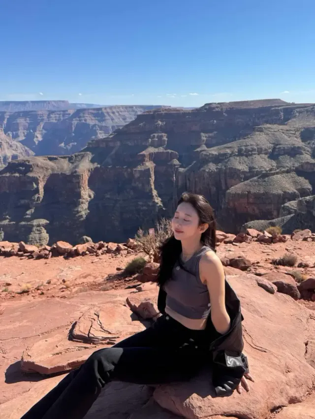 가죽 재킷 스타일링 | 거친 암석 위에서 눈을 감고 여유를 만끽하는 낭만적인 아웃도어 룩 /사진=이주빈 인스타그램