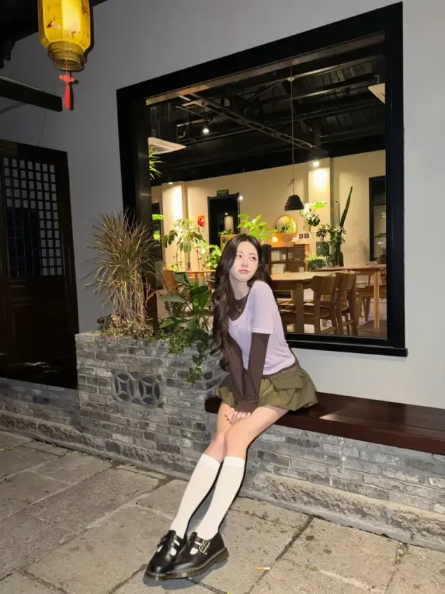 니삭스 & 메리 제인 | 화이트 삭스와 블랙 슈즈의 대비로 완성한 하이틴 무드 /사진=있지 유나 인스타그램