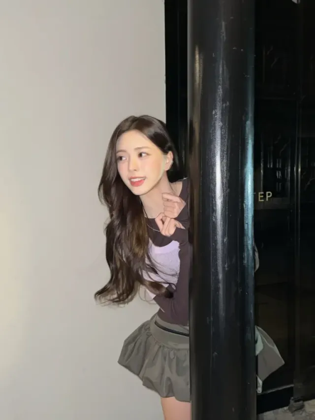 레이어드 톱 | 브라운과 연보라의 컬러 배색으로 완성한 세련된 상체 스타일링 /사진=있지 유나 인스타그램