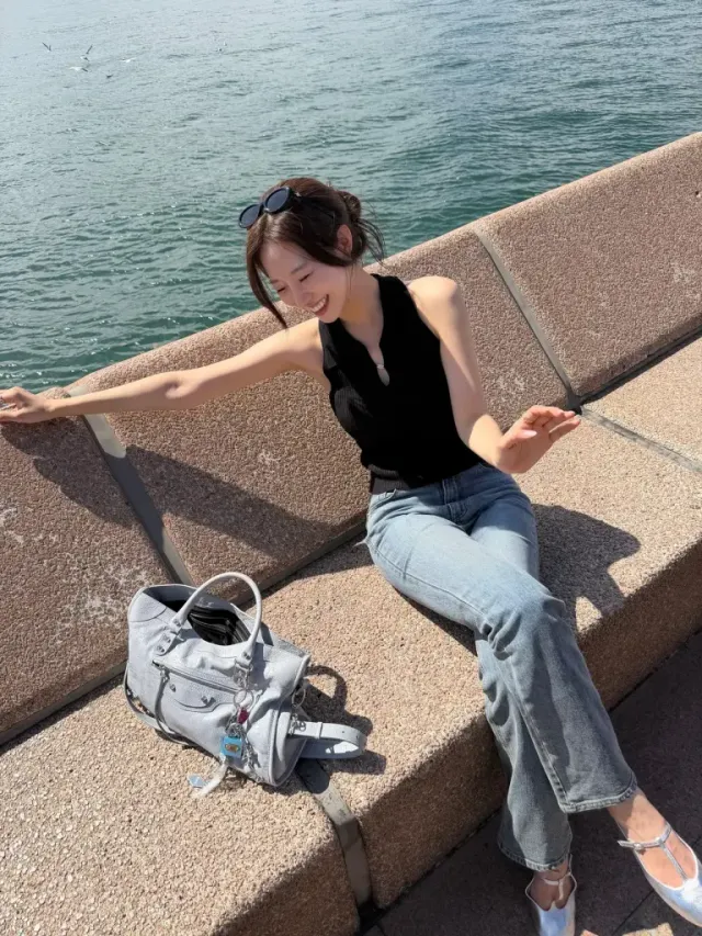 홀터넥 니트 | 오페라 하우스를 배경으로 뽐내는 무결점 어깨 라인 /사진=송다혜 인스타그램