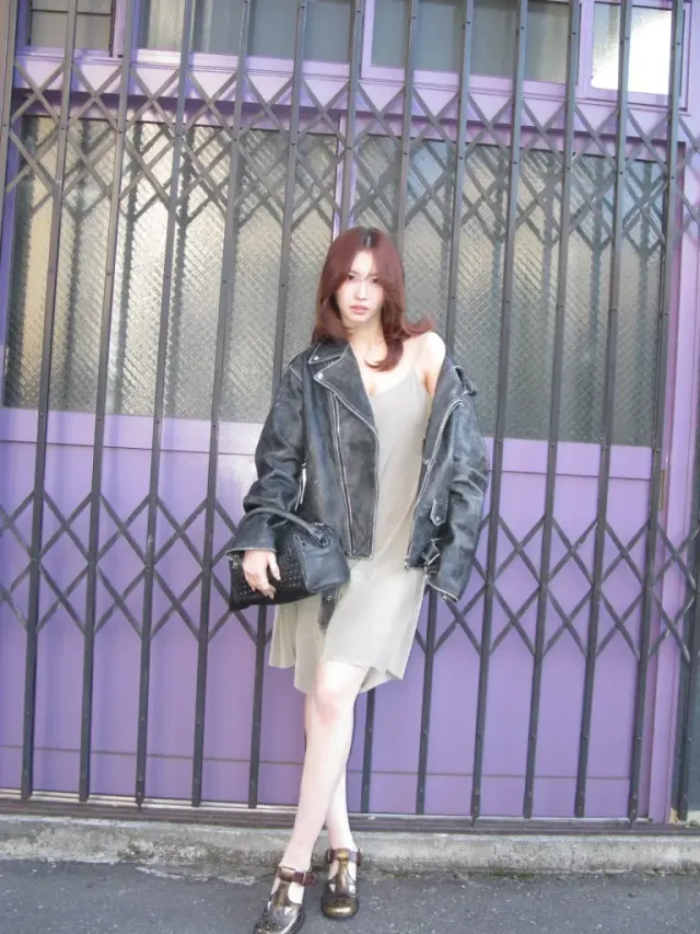 오버사이즈 라이더 자켓 | 어깨를 살짝 드러낸 연출로 완성한 나른한 스트릿 무드 /사진=모모 인스타그램