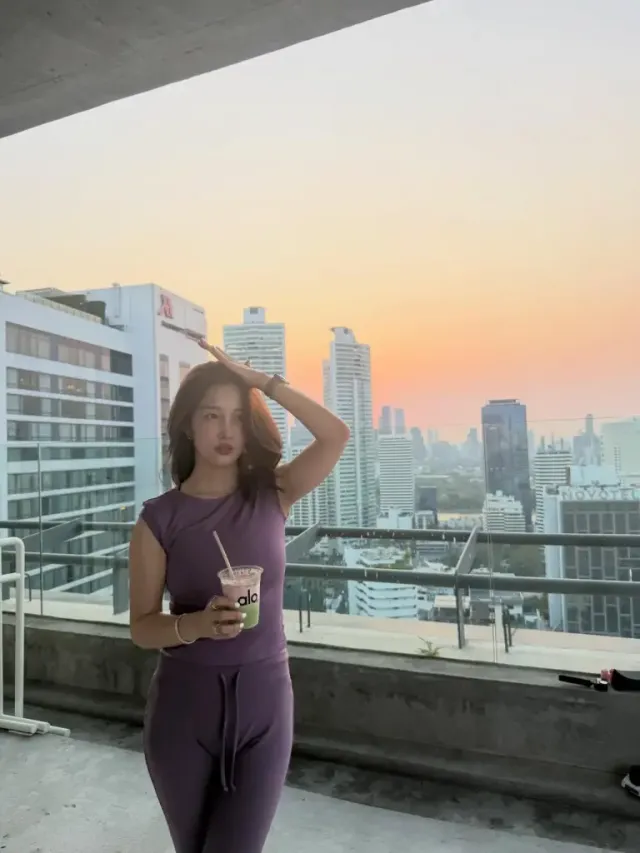 퍼플 애슬레저 룩 | 방콕의 노을 아래 독보적인 아우라를 뽐내는 보랏빛 셋업 /사진=남지현 인스타그램