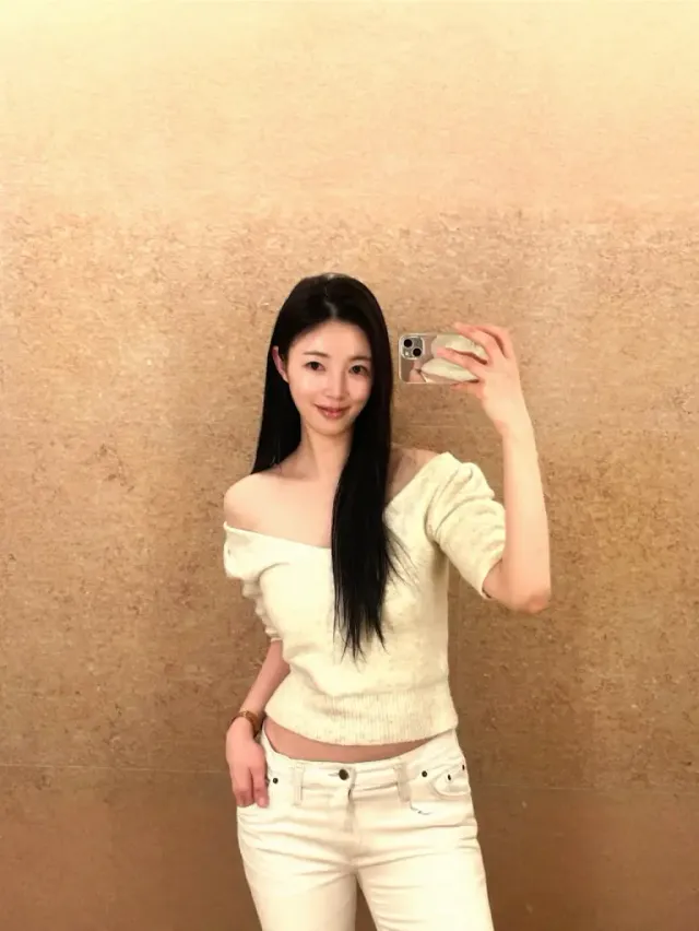 오프숄더 니트 | 붉은 갤러리 배경 속에서 더욱 돋보이는 청초한 어깨 라인 /사진=유승옥 인스타그램
