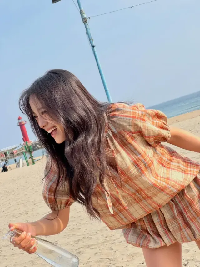 체크 셋업 | 모래사장 위 생기를 불어넣는 오렌지 체크의 발랄함 /사진=김세정 인스타그램