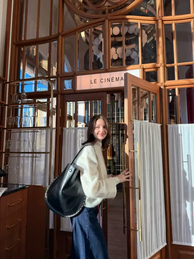 넥워머 & 패딩 | 얼굴을 포근하게 감싸는 넥워머로 완성한 귀여운 윈터 모먼트 /사진=안젤리나 다닐로바 인스타그램