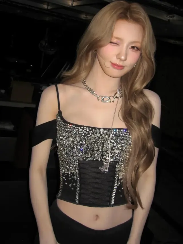 밀리터리 자수 재킷 | 골드 자수로 완성한 압도적 카리스마, 블랙 룩에 더해진 럭셔리 포인트 /사진=미연 인스타그램