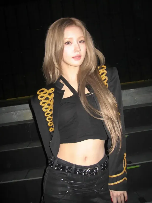 주얼 뷔스티에 | 조명보다 눈부신 비즈의 향연, 미연의 슬렌더 라인을 강조한 무대 룩 /사진=미연 인스타그램