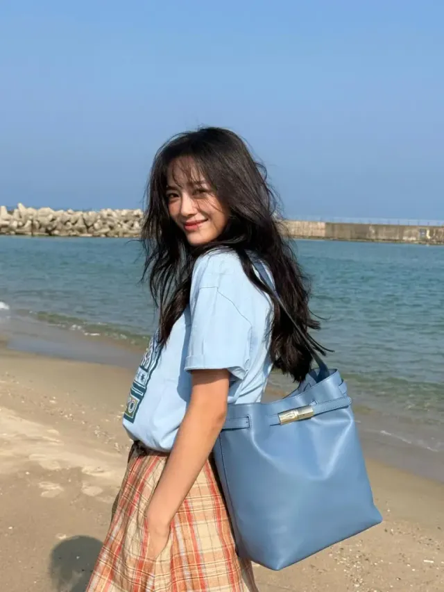 빅 토트백 | 휴양지에서도 놓칠 수 없는 레더 백의 클래식한 존재감 /사진=김세정 인스타그램