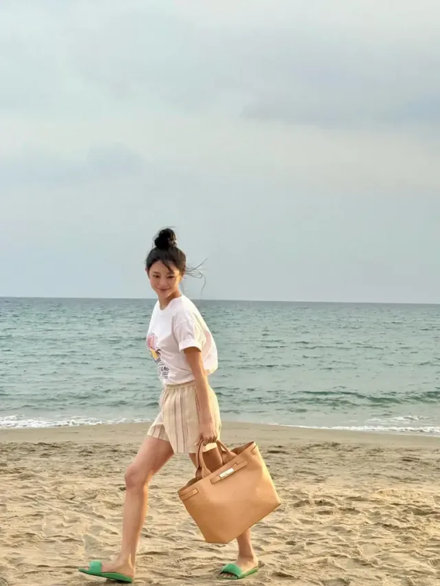 그래픽 티셔츠 | 바닷바람과 완벽하게 어우러지는 내추럴 이지 룩 /사진=김세정 인스타그램