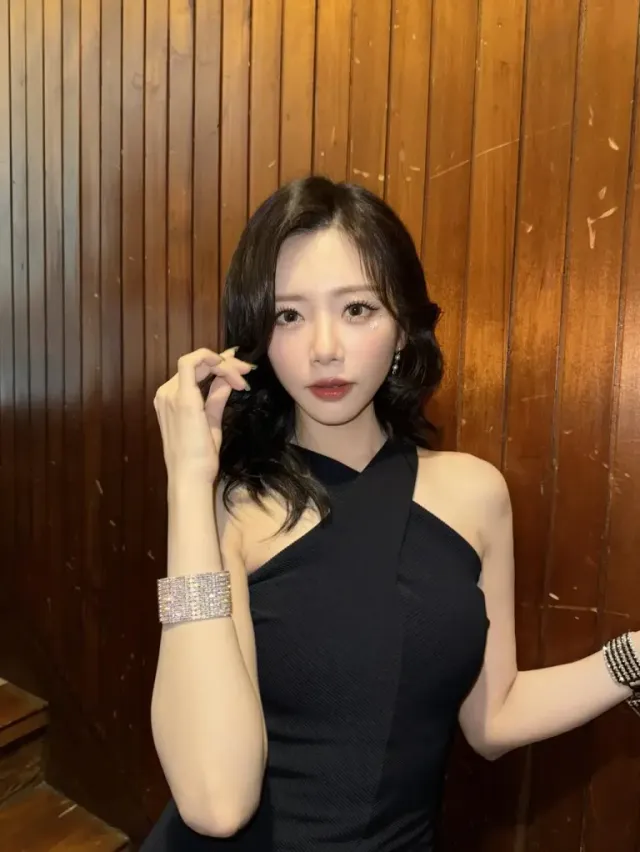 크리스탈 뱅글 포인트 | 볼드한 주얼리 레이어링으로 룩에 화려한 숨결을 불어넣음 /사진=드림캐쳐 지유 인스타그램