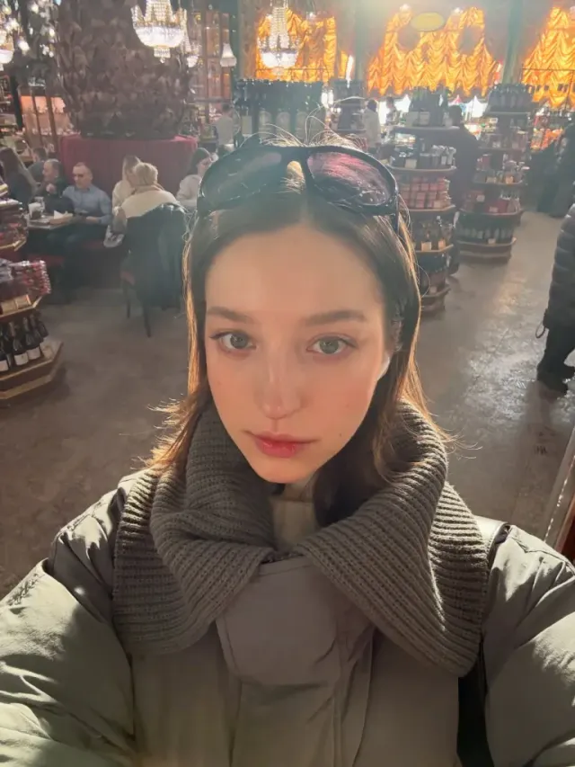 화이트 니트 & 데님 | 클래식한 인테리어와 어우러진 깨끗한 화이트 룩의 정석 /사진=안젤리나 다닐로바 인스타그램