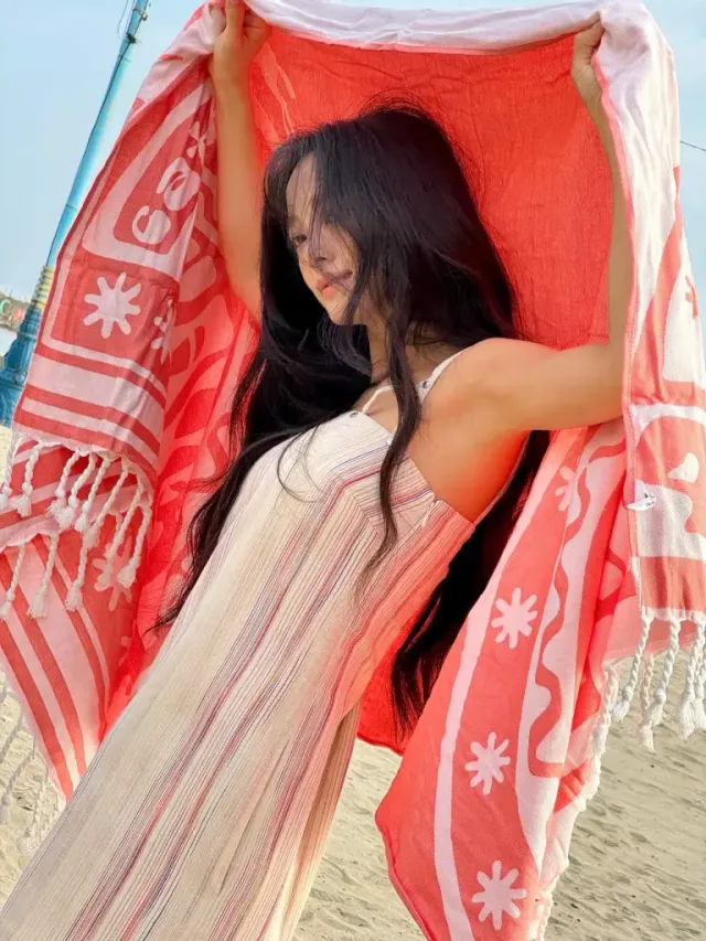 비치 타월 레이어링 | 강렬한 레드 패턴으로 완성한 에디튜드 넘치는 해변 패션 /사진=김세정 인스타그램