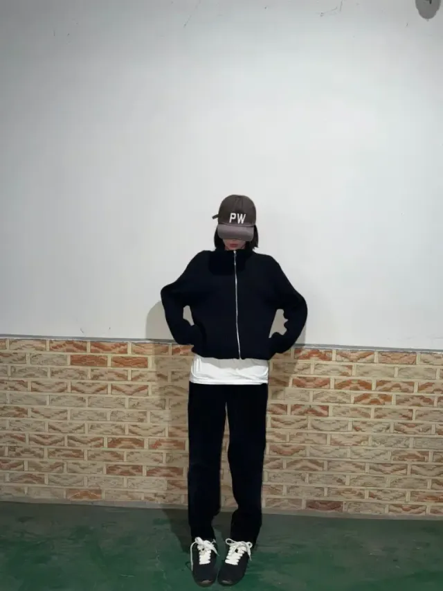 블랙 니트 집업 & 빈티지 캡 | 화이트 티셔츠 레이어드로 완성한 힙스터의 정석 /사진=이주연 인스타그램