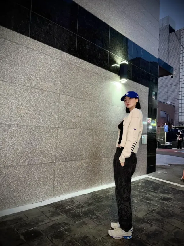 살로몬 스니커즈 & 패턴 조거 팬츠 | 활동성과 스타일을 모두 잡은 도심형 애슬레저 룩 /사진=이주연 인스타그램