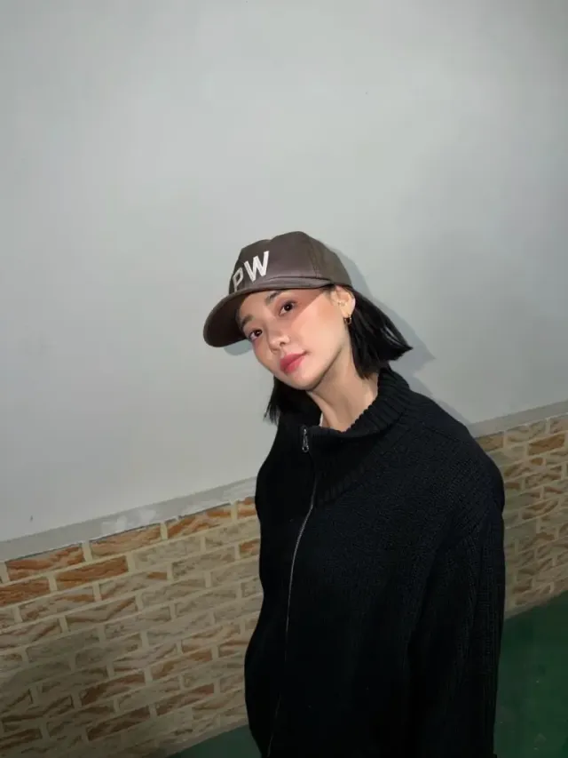 미니멀 블랙 룩 | 캡 모자 하나로 완성하는 카리스마 넘치는 데일리 무드 /사진=이주연 인스타그램