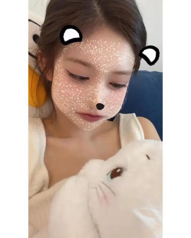 곰돌이 필터 셀카 | 폭신한 인형과 함께 즐기는 홈파티의 편안한 순간 /사진=이서 인스타그램