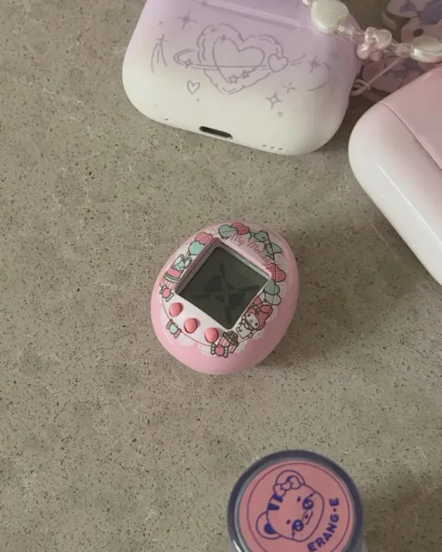 레트로 다마고치 | 핑크빛 캐릭터 감성으로 완성한 Z세대의 힙한 소품 레이어링 /사진=이서 인스타그램