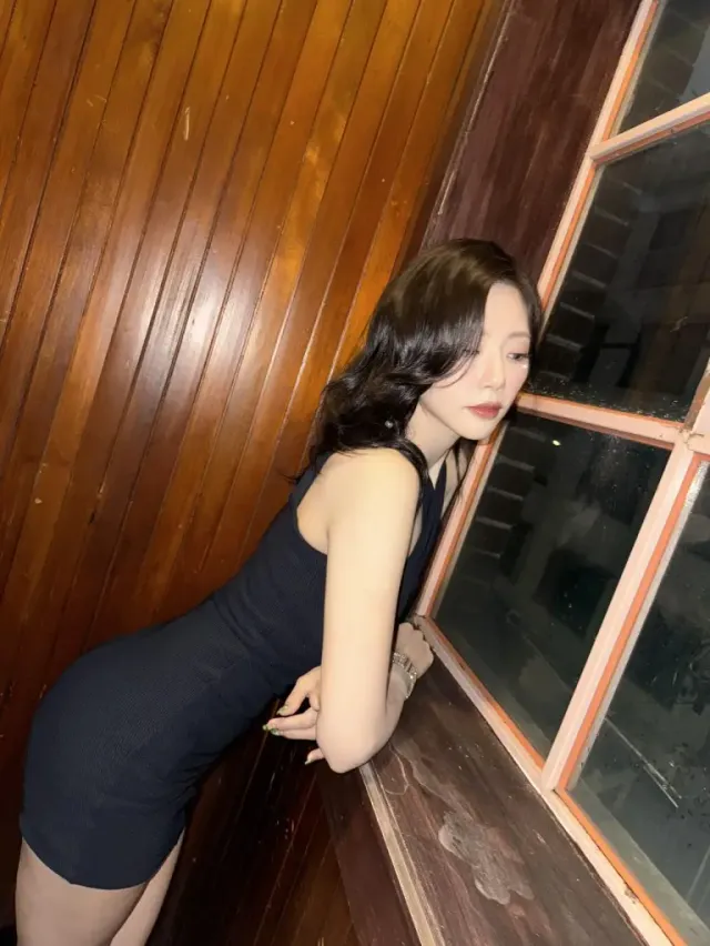 엑스자 넥라인 디테일 | 어깨 라인을 강조하는 독특한 디자인으로 도회적인 이미지를 완성함 /사진=드림캐쳐 지유 인스타그램