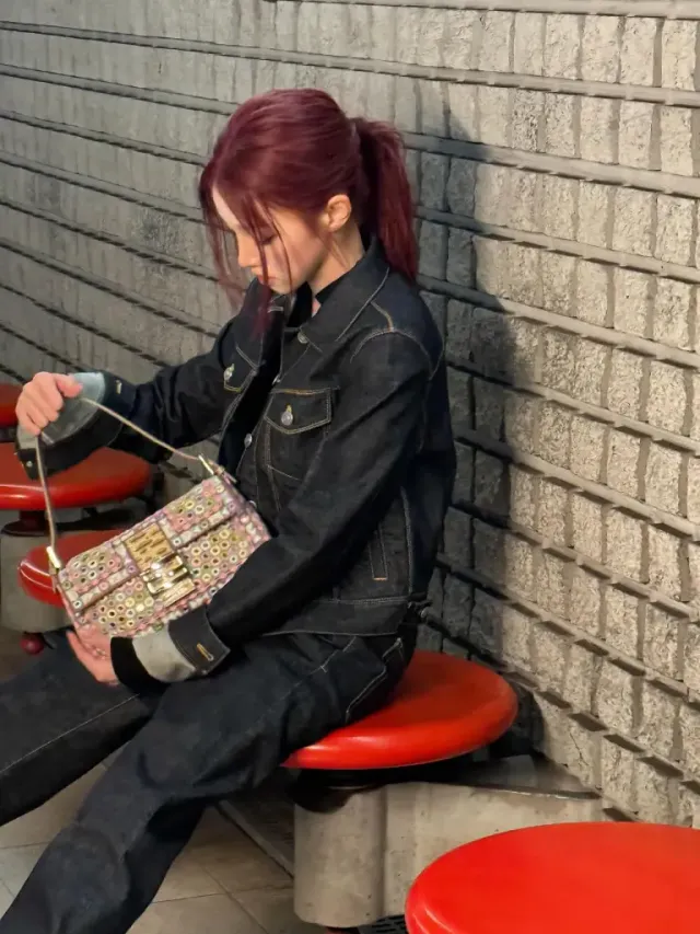 펜디 모먼트 | 펜디 엠버서더다운 당당한 눈빛과 럭셔리한 액세서리의 조화 /사진=우기 인스타그램