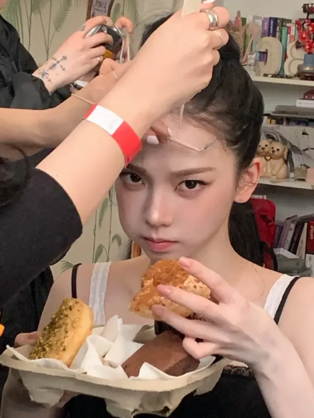 블랙 슬립 드레스 | 프라다 로고로 포인트를 준 미니멀리즘의 정수 /사진=에스파 카리나 인스타그램