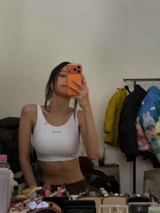 어반 라이프스타일 | 딥그린 후드와 선글라스로 완성한 시크한 데일리 룩 /사진=손나은 인스타그램