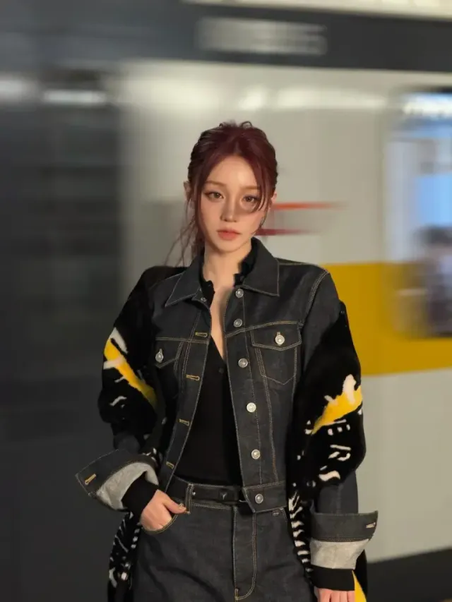 데님 온 데님 | 생지 데님 셋업에 화려한 자수 백을 매치한 반전 스타일링 /사진=우기 인스타그램