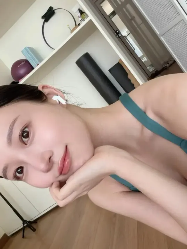 화이트 브라톱 & 블랙 레깅스 | 탄탄한 복근 라인을 강조하며 