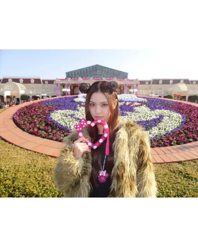 믹스매치 룩 | 화려한 퍼와 편안한 조거 팬츠가 만난 완벽한 