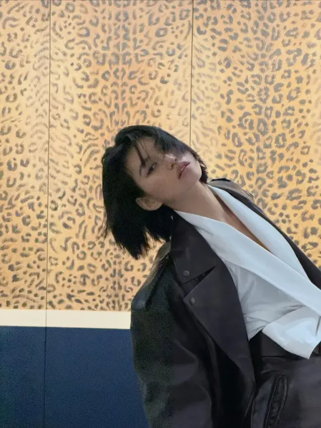 레더 베스트 & 쇼트커트 | 거친 가죽의 질감과 헝클어진 헤어가 만나 완성된 반항적인 락시크 /사진=김도연 인스타그램