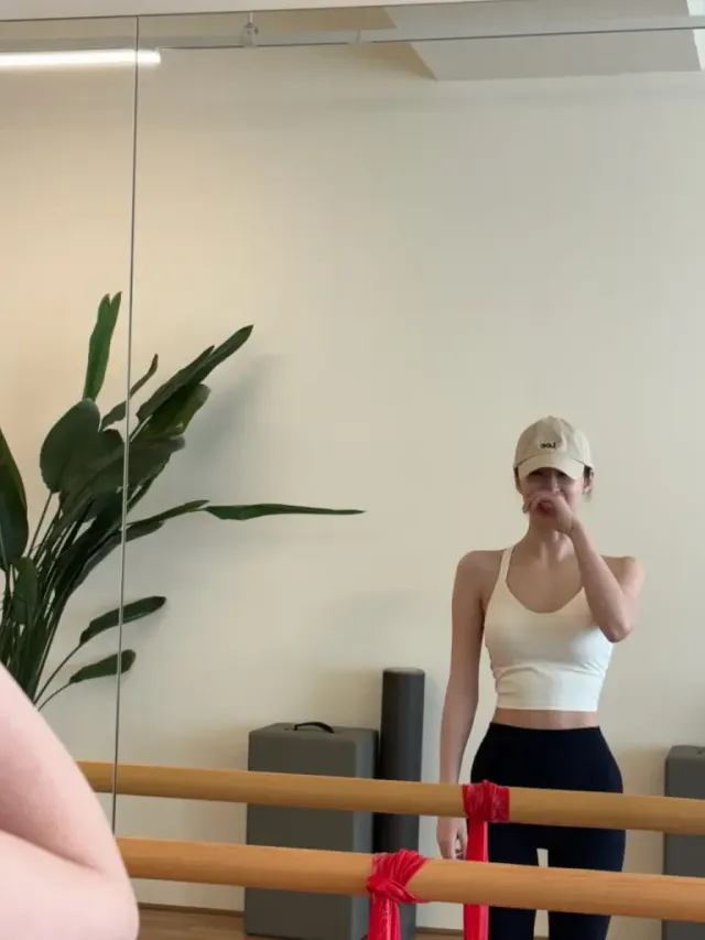 딥 그린 엑스자 스트랩 톱 | 기능성과 심미성을 동시에 잡은 뒤태 미인의 비밀 병기 /사진=서지혜 인스타그램