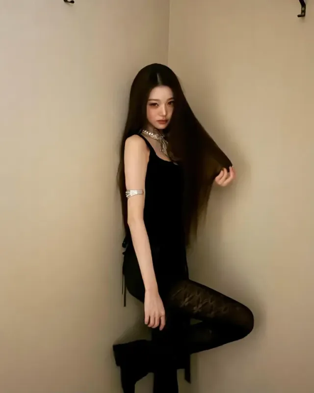 실버 액세서리 레이어링 | 시크한 블랙 룩에 에지를 더한 화려한 스타일링 /사진=장원영 인스타그램